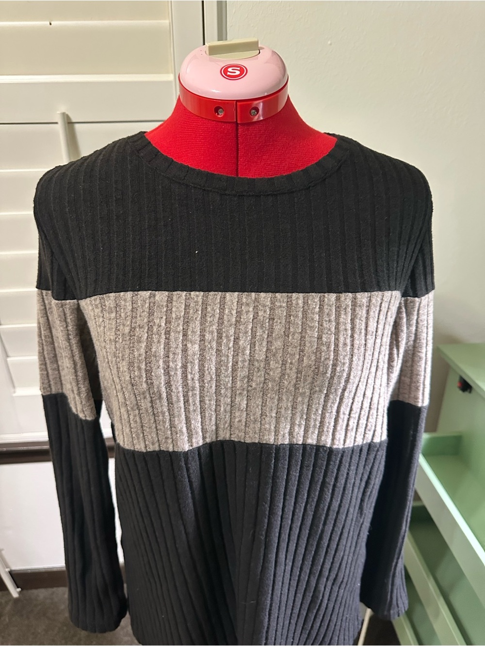 Colorblock Ribbed Crewneck Sweater - Black & Gray Center